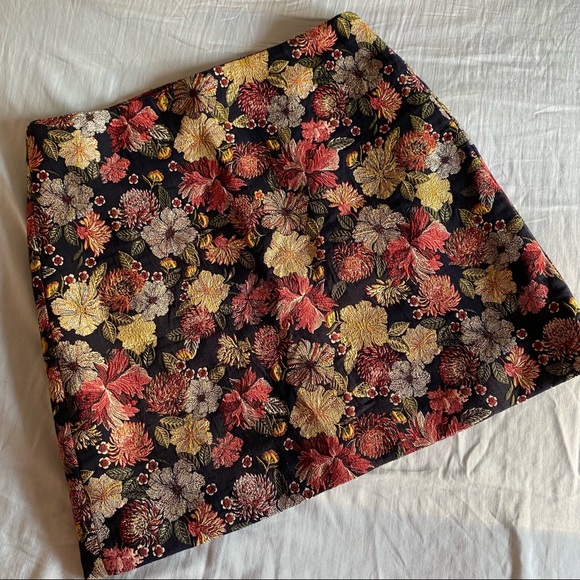 LOFT Dresses & Skirts - Loft Embroidered Floral Pencil Skirt Size 6